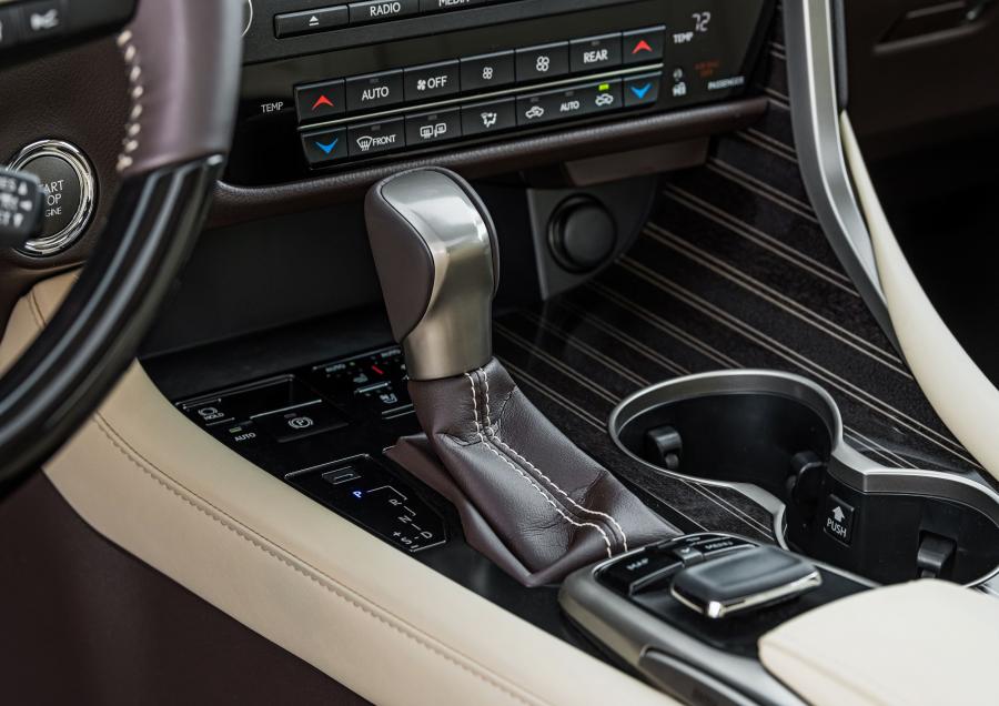 Детали интерьера Lexus RX350L 2018 года  (NA) (фото 34 из 51)